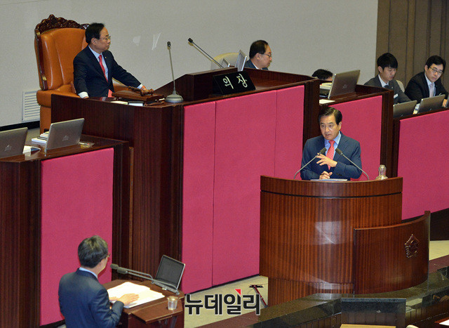 ▲ 심재철 자유한국당 의원이 2일 오전 국회에서 열린 본회의에 참석해 김동연 부총리 겸 기획재정부 장관에게 대정부질문을 하고 있다. ⓒ뉴데일리 공준표 기자