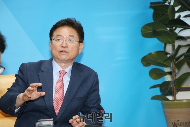 ▲ 이철우 경북도지사가 1일 대구시장으로 나선 2일 오후 시청 기자실에서 의견을 피력하고 있다.ⓒ뉴데일리