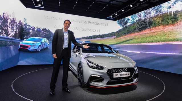 ▲ 현대차 고성능사업부장 토마스 쉬미에라 부사장이 ‘2018 파리모터쇼 (Mondial de l’Automobile Paris 2018)’에서 세계 최초로 공개된 현대자동차 ‘i30 패스트백 N (i30 Fastback N)’을 배경으로 기념촬영을 하고 있다.ⓒ현대자동차