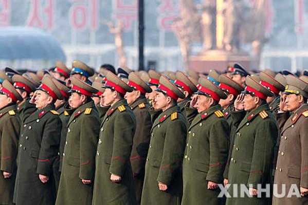 ▲ 김정은에게 거수경례를 하고 있는 북한군 고위 장교들ⓒ뉴시스. 무단 전재 및 재배포 금지.
