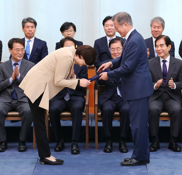 ▲ 유은혜 사회부총리가 문재인 대통령으로부터 임명장을 받고 있다.ⓒ뉴시스 DB