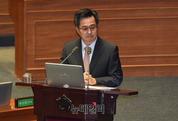 ▲ 김동연 경제부총리가 13일 오후 국회에서 열린 경제분야대정부질문에서 의원들의 질문에 답하고 있다.ⓒ뉴데일리 공준표 기자