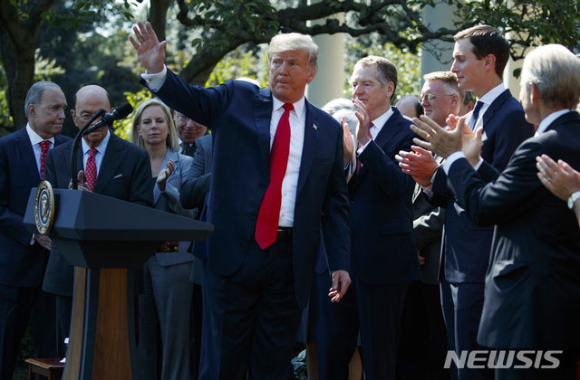 ▲ NAFTA를 대신할 USMCA 체결에 성공한 뒤 환호에 답하는 도널드 트럼프 美대통령. ⓒ뉴시스. 무단전재 및 재배포 금지.