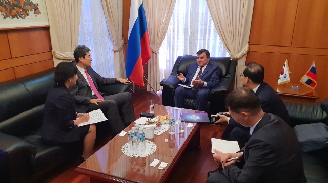 ▲ 2일 주한러시아대사관에서 이강덕 포항시장이 쿨릭 안드레이 대사를 만나 ‘한-러 지방협력포럼’ 성공적인 개최를 위한 적극적인 지원과 협조를 당부했다.ⓒ포항시