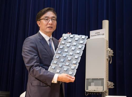 ▲ 삼성전자 네트워크사업부장 김영기 사장이 5G 통신장비를 소개하고 있다. ⓒ연합뉴스