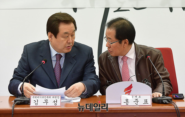 ▲ 홍준표 자유한국당 대표와 김무성 추진위원장이 지난 3월 22일 오전 서울 여의도당사에서 열린 북핵폐기추진 특별위원회 2차 전체회의에 앞서 대화를 나누고 있다.ⓒ뉴데일리 DB