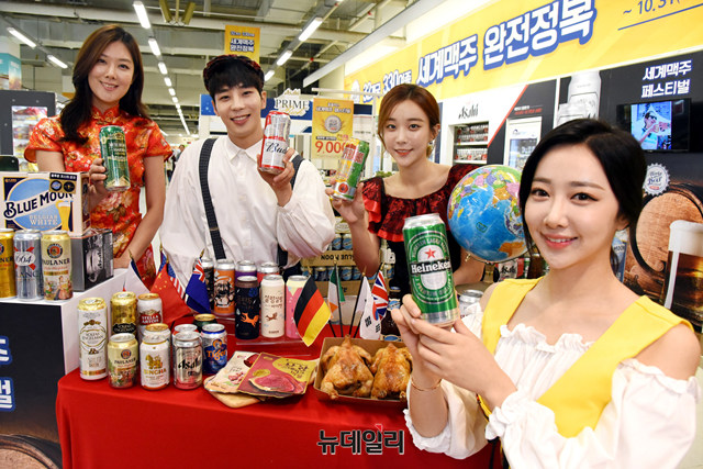 ▲ 모델들이 서울 등촌동 홈플러스 강서점에서 다양한 세계맥주와 수제맥주들을 선보이고 있다. ⓒ홈플러스