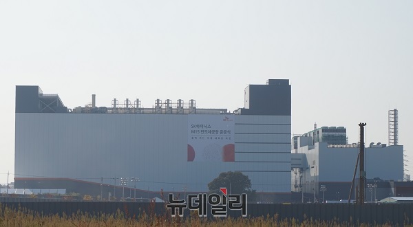 ▲ 사진은 SK하이닉스가 2조 2000억 원을 들여 4일 준공식을 갖는 충북 청주시 흥덕구 청주테크노폴리스 내 SK하이닉스 M15 반도체공장이다.ⓒ김정원기자