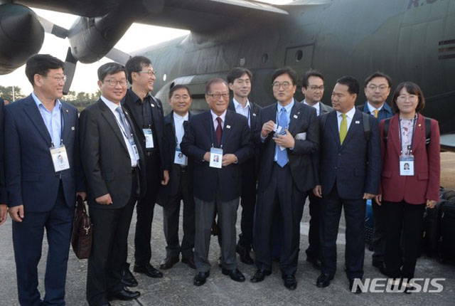 ▲ 방북 전 성남 서울공항에서 포즈를 취한 10.4 남북공동선언 기념식 방북단 일행. ⓒ뉴시스. 무단전재 및 재배포 금지.