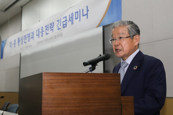 ▲ 권태신 전국경제인연합회 상근부회장이 지난 7월 서울 여의도 전경련회관에서 열린 ‘미중 통상전쟁과 대응전략 긴급세미나’에서 개회사를 하고 있다. ⓒ전경련