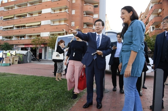 유럽을 순방 중인 박원순 서울시장이 바르셀로나 '파르크 데 라 솔리다리탓' 공원을 방문했다. ⓒ서울시