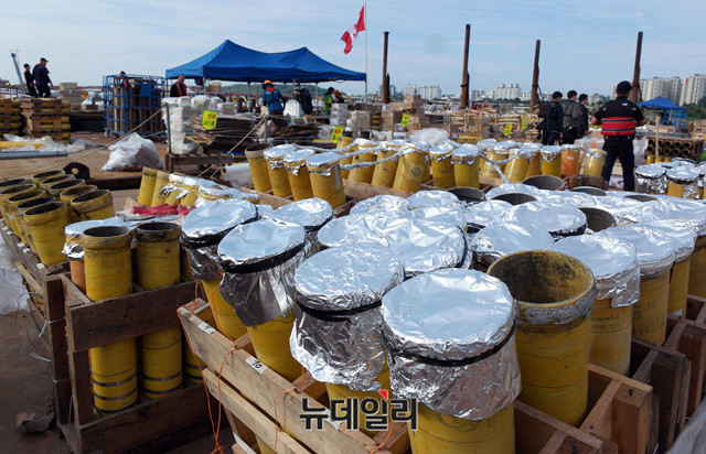 ▲ 한화서울세계불꽃축제 참가자들이 4일 오후 서울 영등포구 선유도에서 불꽃 폭죽 설치를 하고 있다.ⓒ뉴데일리 이기륭 기자