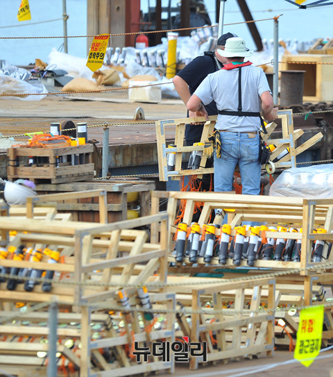 ▲ 한화서울세계불꽃축제 참가자들이 4일 오후 서울 영등포구 선유도에서 불꽃 폭죽 설치를 하고 있다.ⓒ뉴데일리 이기륭 기자