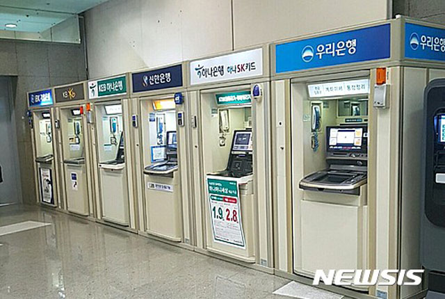 ▲ 나란히 설치돼 있는 시중은행들의 ATM (사진과 기사 내용은 직접적 관련이 없습니다). ⓒ뉴시스. 무단전재 및 재배포 금지.