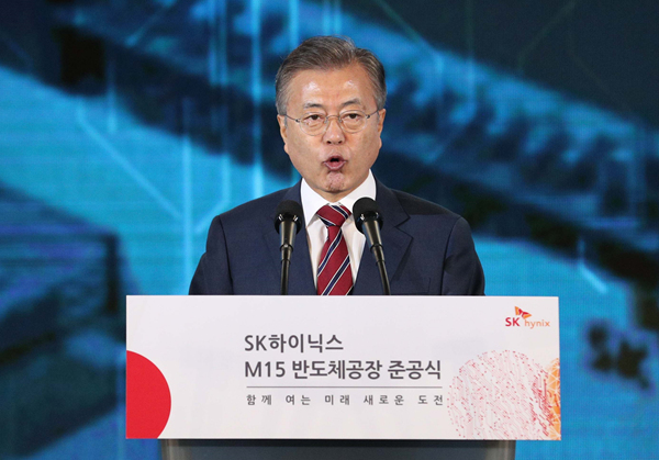 ▲ 문재인 대통령이 4일 SK하이닉스 청주공장을 방문한 모습. ⓒ뉴시스 DB