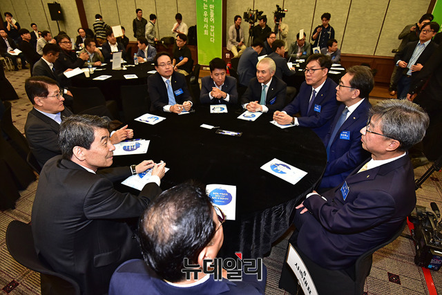 ▲ 4일 서울 중구 은행회관에서 열린 금융산업공익재단 출범식에서 주요 시중은행장들이 이야기를 나누고 있다. ⓒ뉴데일리 정상윤기자