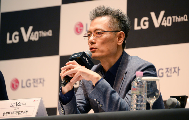 ▲ 4일 서울 마곡 LG사이언스파크에서 열린 'LG V40 씽규' 기자간담회에 참석한 황정환 LG전자 MC사업본부장(부사장) ⓒLG전자