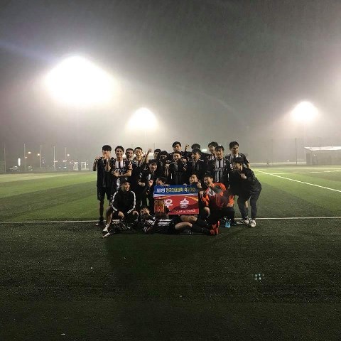 ▲ 선린대학교 간호학부가 제8회 전국 간호대학교 축구대회 에서 2연패를 달성하고 단체 기념촬영을 하고 있다.ⓒ선린대