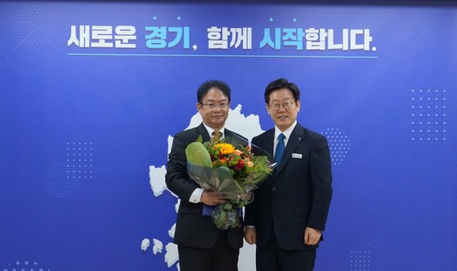 ▲ 경기도문화의전당 제9대 사장으로 이우종 씨가 4일 이재명 경기도지사로부터 임명장을 받고 본격적으로 임기를 시작한다.ⓒ경기도문화의전당