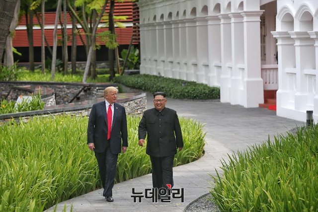 ▲ 지난 6월 12일 미북정상회담 때 트럼프 美대통령과 김정은이 산책을 하고 있다ⓒ(사진=싱가포르 통신정보부)