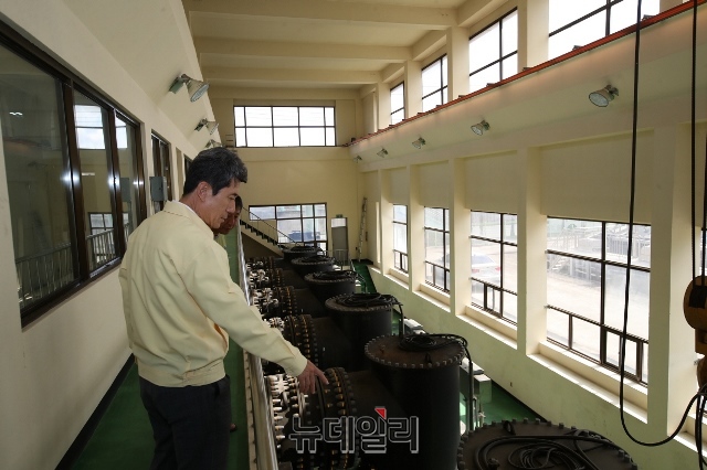 ▲ 이강덕 포항시장이 4일 태풍 ‘콩레이’에 대비해 해도빗물펌프장 시설물을 점검하고 있다. ⓒ뉴데일리