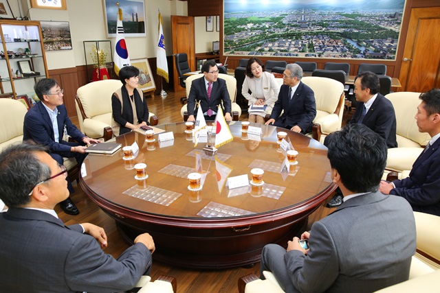 ▲ 우호도시 일본 우사시 친선사절단이 경주시장을 내방해 환담하고 있다.ⓒ경주시