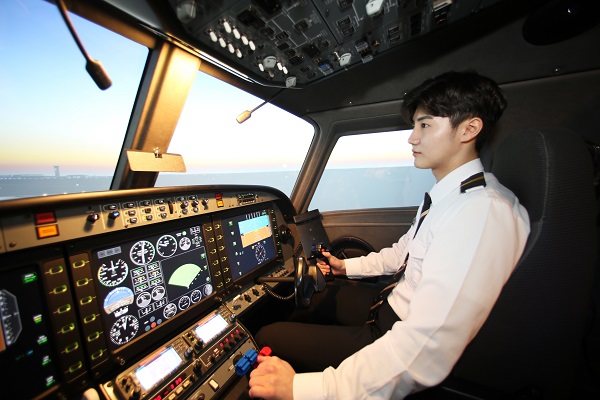 ▲ 중원대학교 항공운항과 한 학생이 비행조종교육을 받고 있다.ⓒ중원대학교