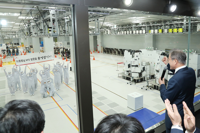 ▲ 문재인 대통령이 지난 4일 SK하이닉스 청주공장을 방문한 모습. ⓒ청와대 제공