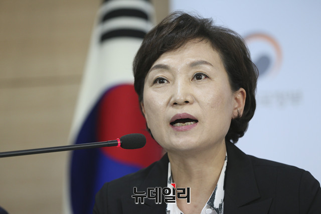 ▲ 김동연 경제부총리 겸 기획재정부 장관, 김현미 국토교통부 장관, 최종구 금융위원장 등이 13일 오후 서울 종로구 정부서울청사에서 '주택시장 안정방안' 관계부처 합동브리핑을 갖고 있다. ⓒ뉴데일리 정상윤 기자