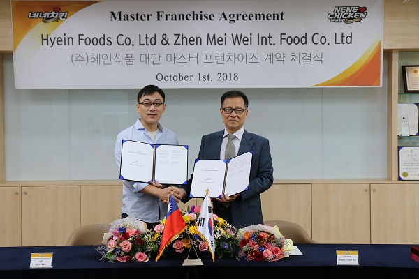 (왼쪽부터) Zhen Mei Wei International Food Co., Ltd의 CEO Kris Chen과 네네치킨 현철호 회장이 마스터프랜차이즈 계약 후 기념사진을 찍고 있다. ⓒ네네치킨
