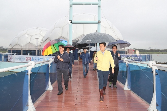 ▲ 이강덕 포항시장이 5일 형산강변 시설물을 점검하고 있다.ⓒ포항시