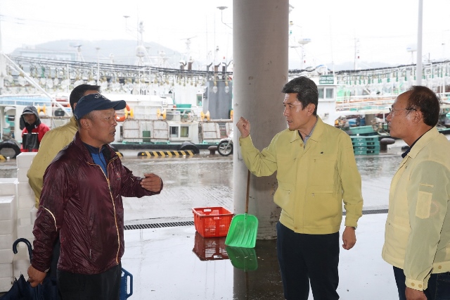 ▲ 이강덕 시장이 구룡포항에서 선박 등 주변시설물을 둘러보고 어민과 태풍대비 상황을 이야기 하고 있다.ⓒ포항시