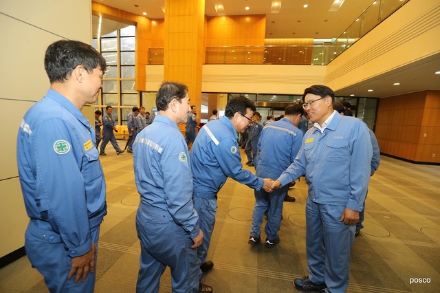 ▲ 최정우 포스코 회장이 5일 열린 안전다짐대회에서 협력사 대표들과 인사를 하고 있다.ⓒ포스코
