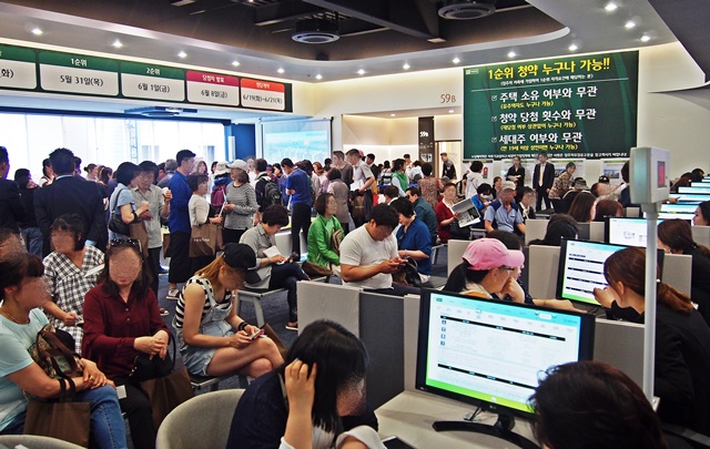 ▲ 지난 5월 비조정대상 지역에서 공급된 '화명 센트럴 푸르지오' 견본주택 내. 이 단지는 평균 71.4대 1로 부산 최고 청약경쟁률을 기록했다. ⓒ대우건설