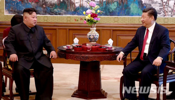 ▲ 지난 6월 중국을 방문한 김정은이 시진핑 주석과 환담하고 있다.ⓒ뉴시스. 무단 전재 및 재배포 금지.