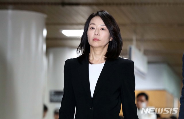 ▲ 조윤선 전 문화체육관광부 장관이 5일 오후 서울 서초구 서울중앙지방법원에서 열린 '화이트리스트' 사건의 1심 선고 재판에 출석하고 있다.ⓒ뉴시스