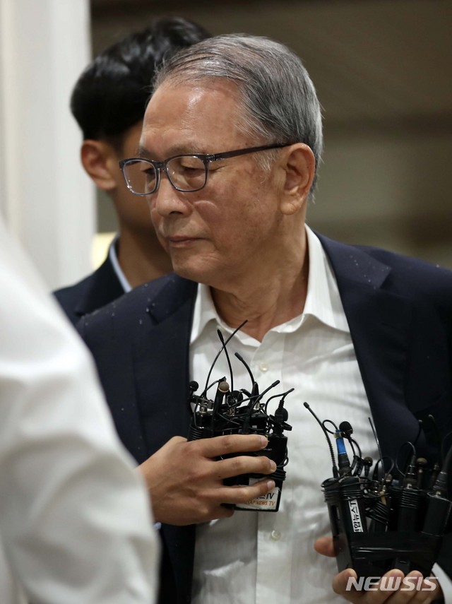 ▲ 김기춘 전 청와대 비서실장이 5일 서울중앙지방법원에서 열린 '화이트리스트' 사건의 1심 선고 재판에 출석하고 있다.ⓒ뉴시스