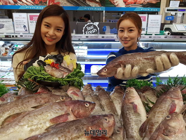 ▲ 롯데마트에서 여성모델들이 생대구와 대구탕을 홍보하고 있는 모습. ⓒ롯데마트