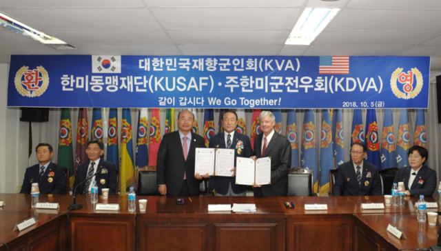 ▲ 김진호 향군회장과 샤프 주한미군전우회장이 5일 성수동에 위치한 재향군인회 본회에서 한미동맹 강화를 목적으로 한 업무협약을 체결했다. (맨 좌측부터 정승조 한미동맹재단 회장, 김진호 재향군인회 회장, 샤프 주한미군전우회 회장).ⓒ재향군인회 제공