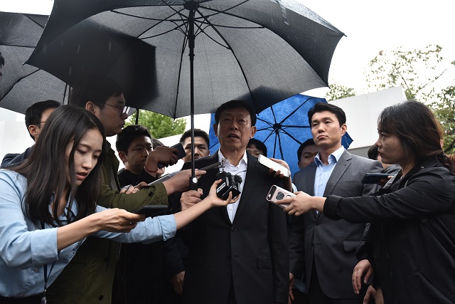 ▲ 신동빈 롯데 회장이 5일 경기 의왕 서울구치소에서 취재진의 질문에 답변하고 있다. ⓒ정상윤 기자