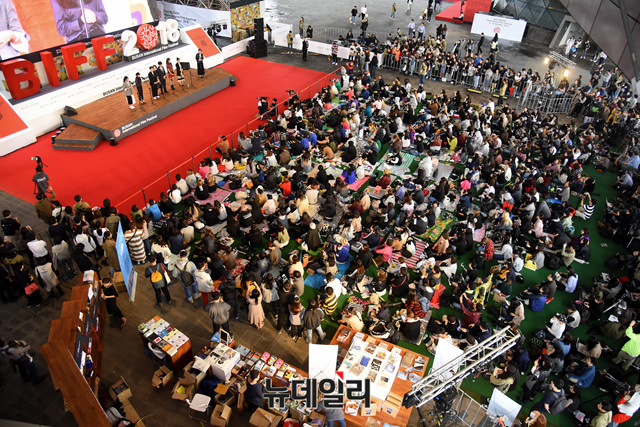 ▲ 영화 '막다른 골목의 추억'의 최현영 감독과 배우들(수영, 동현배, 배누리, 이정민, 타나카 슌스케)이 5일 오전 부산 해운대구 영화의전당 두레라움 광장에서 열린 야외무대 행사에 참석, 관객들과 인사를 나누고 있다. 이날 무대 인사는 태풍 콩레이(KONG-REY)의 영향으로 인해 실내로 옮겨졌다. ⓒ부산=공준표 기자