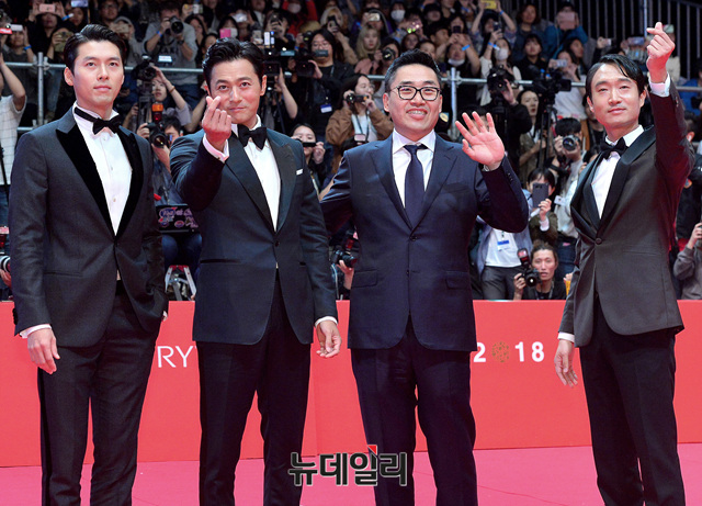▲ 영화 '창궐'의 김성훈 감독과 배우들(현빈, 장동건, 조우진)이 4일 오후 부산 해운대구 영화의전당에서 열린 '부산국제영화제 2018(BIFF)'에 참석해 레드카펫에 입장하고 있다. ⓒ부산=공준표 기자