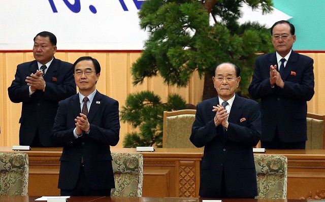 ▲ 조명균 통일부 장관과 김영남 최고인민회의 상임위원장이5일 오전 평양 인민문화궁전에서 열린 '10.4선언 발표 11주년 기념 민족통일대회'에서 박수를 치고 있다. ⓒ뉴시스 사진공동취재단