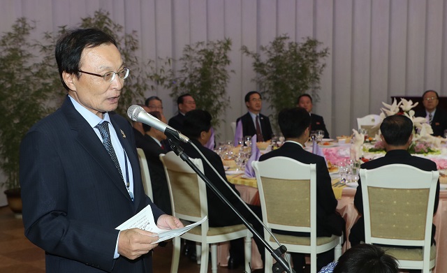 ▲ 5일 오후 평양 고려호텔에서 열린 10.4선언 11주년 기념 민족통일대회 만찬에서 이해찬 더불어민주당 대표가 인사말을 하고 있다. ⓒ뉴시스 사진공동취재단