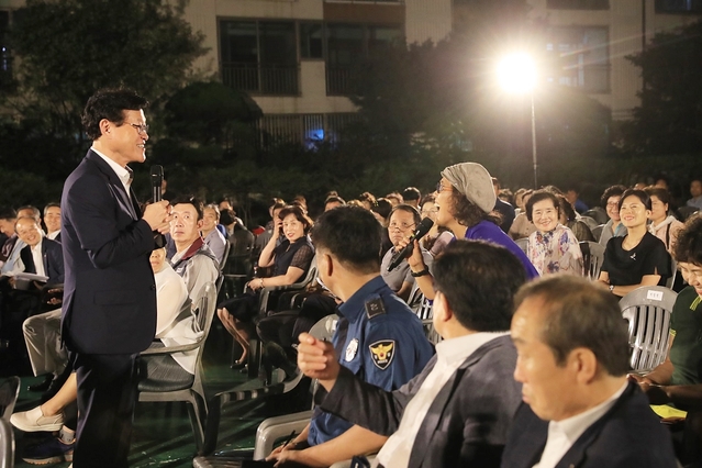 ▲ 지난 7월, 8월에 진행된 ‘토크콘서트’에서 김대권 수성구청장이 주민의 대화를 듣고 있다.ⓒ수성구청