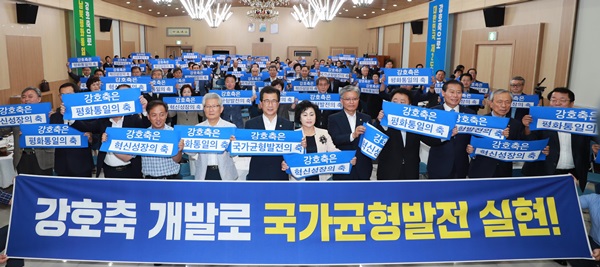 ▲ 충북도민들의 강호축 건설을 위한 충북도민협의회에 구성(사진)에 이어 충북도의회가 KTX세종역 신설 저지를 위한 특위 조직 신설 계획을 밝혀 세종시와의 지역 갈등이 재점화하는 것 아니냐는 우려가 높다.ⓒ충북도