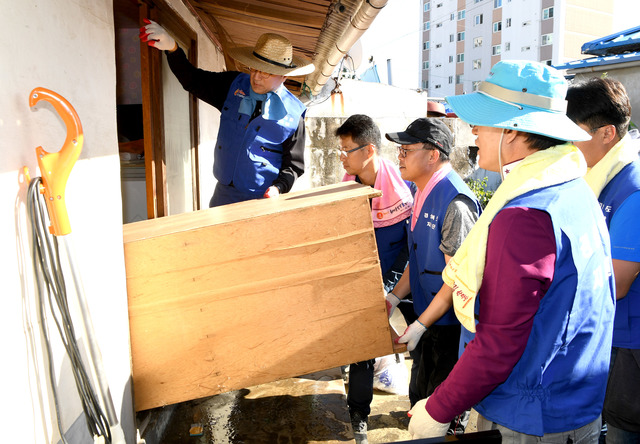 ▲ 경북도청 직원 80여명이 7일 영덕 피해지역을 찾아 피해복구를 하고 있다.ⓒ경북도