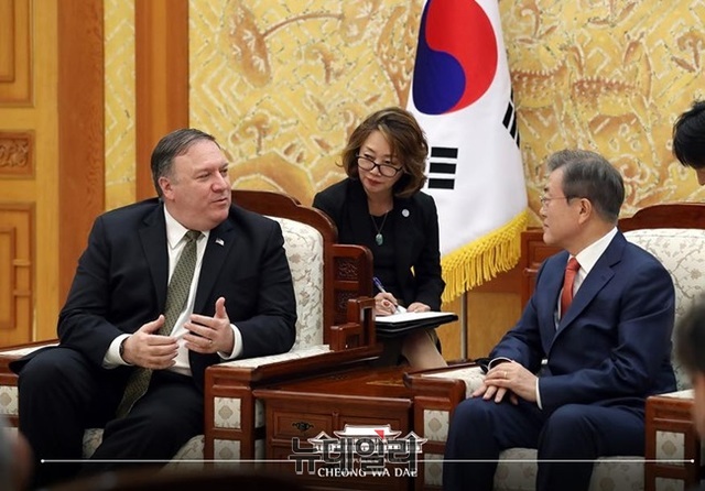 ▲ 문재인 대통령과 마이크 폼페이오 미국 국무부 장관이 7일 밤 청와대 본관 2층 접견실에서 만난 모습. ⓒ청와대 페이스북