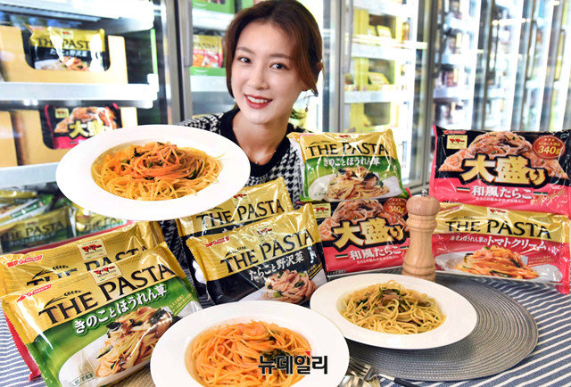 ▲ 모델이 서울 등촌동 홈플러스 강서점에서 닛신(NISSHIN SEIFUN GROUP) 냉동 파스타 4종을 소개하고 있다. ⓒ홈플러스