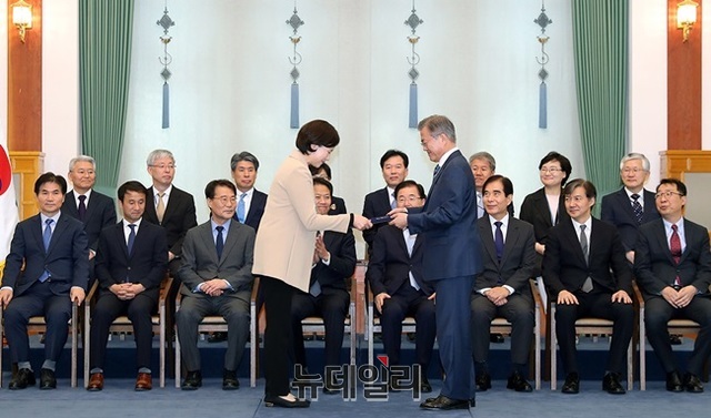 ▲ 문재인 대통령이 지난 2일 유은혜 신임 사회부총리 겸 교육부 장관에게 장관 임명장을 수여하는 모습. ⓒ청와대